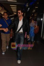 Hrithik Roshan arrives in Mumbai Airport on 19th May 2010 (70).JPG