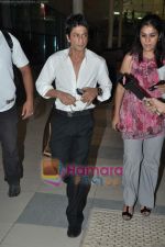 Shahrukh Khan snapped at Mumbai domestic airport in Parle, Mumbai on 19th May 2010 (10).JPG