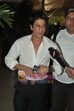 Shahrukh Khan snapped at Mumbai domestic airport in Parle, Mumbai on 19th May 2010 (15).JPG