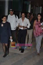 Shahrukh Khan snapped at Mumbai domestic airport in Parle, Mumbai on 19th May 2010 (2).JPG