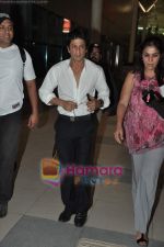 Shahrukh Khan snapped at Mumbai domestic airport in Parle, Mumbai on 19th May 2010 (9).JPG