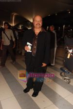 arrives in Mumbai Airport on 19th May 2010 (94).JPG