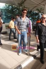Hrithik Roshan arrive after Kites promotion in Kolkata in Domestic Airport, Mumbai on 24th May 2010 (3).JPG