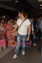 Salman Khan gears up for the Being Human show in Dubai at Mumbai Airport on 26th May 2010 (14).JPG