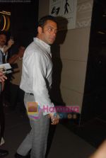 Salman Khan gears up for the Being Human show in Dubai at Mumbai Airport on 26th May 2010 (16).JPG