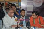 Gulzar, Chetan Bhagat at the Launch of Pritish Nandy_s book Again in Crossword, Mumbai on 27th May 2010 (2).JPG