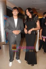 Sushmita Sen, Vivek Oberoi with I am She contestants in Westin Hotel on 30th May 2010 (2).JPG