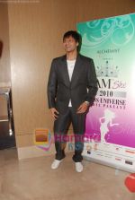 Vivek Oberoi with I am She contestants in Westin Hotel on 30th May 2010 (4).JPG