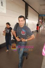 Ronit Roy leave for IIFA Colombo in Mumbai Airport on 1st June 2010  (9).JPG
