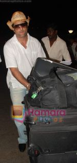 Fardeen Khan arrive back from IIFA in Mumbai Airport on 6th June 2010(3).JPG