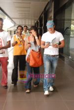 Kareena Kapoor, Saif Ali Khan arrive back from IIFA in Mumbai Airport on 6th June 2010 (3).JPG