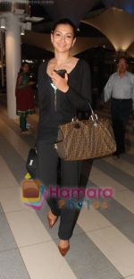 Gauhar Khan return after IIFA Awards in Srilanka at Mumbai Airport on 7th June 2010 (3).JPG