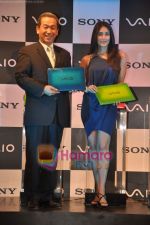 Kareena Kapoor unveils latest Sony Vaio series Laptop in ITC Grand Central, Mumbai on 8th June 2010 (11).JPG