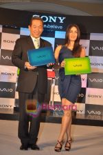 Kareena Kapoor unveils latest Sony Vaio series Laptop in ITC Grand Central, Mumbai on 8th June 2010 (16).JPG