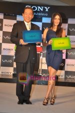 Kareena Kapoor unveils latest Sony Vaio series Laptop in ITC Grand Central, Mumbai on 8th June 2010 (17).JPG