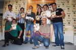 Kareena Kapoor, Vidhu Vinod Chopra, Sharman Joshi, Madhavan, Rajkumar Hirani at the 3 Idiots script book launch in Phoenix Mill on 7th June 2010  (2).JPG