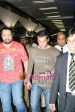 Salman Khan return after IIFA Awards in Srilanka at Mumbai Airport on 7th June 2010 (3).JPG