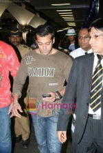 Salman Khan return after IIFA Awards in Srilanka at Mumbai Airport on 7th June 2010 (4).JPG