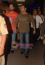 Salman Khan return after IIFA Awards in Srilanka at Mumbai Airport on 7th June 2010 (8)~0.JPG