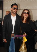 Abhishek Bachchan, Aishwarya Rai leave for london raavan premiere (8).JPG