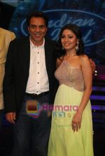 Dharmendra, Sunidhi Chauhan on the sets of Indian Idol in Filmcity on 27th July 2010 (18).JPG