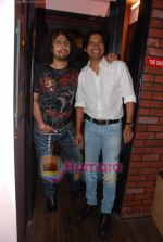 Sonu Nigam, Shaan at the Song recording of first 3D film Bo Mamo with ten singer in Aadersh Shrivastava studio, Juhu on 4th Aug 2010 (4).JPG