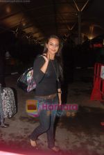 Sonakshi Sinha snapped after music launch in Delhi in Airport on 7th Aug 2010 (7).JPG