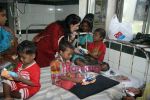 Akriti Kakkar celebrates birthday with Aids patients in Sion Hospital on 10th Aug 2010 (2).JPG