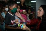 Akriti Kakkar celebrates birthday with Aids patients in Sion Hospital on 10th Aug 2010 (7).JPG