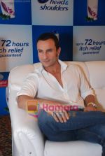 Saif Ali Khan at a promotional Head and Shoulders event on 10th Aug 2010 (34).JPG