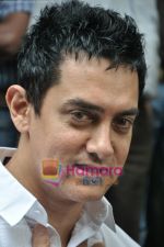 Aamir Khan watch Peepli live in Pixion,Bandra, Mumbai on 12th Aug 2010 (10).JPG