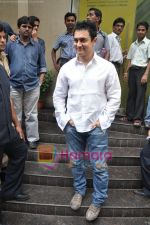 Aamir Khan watch Peepli live in Pixion,Bandra, Mumbai on 12th Aug 2010 (12).JPG
