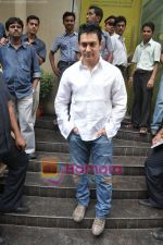 Aamir Khan watch Peepli live in Pixion,Bandra, Mumbai on 12th Aug 2010 (13).JPG