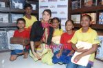 Isha Koppikar with Akanksha children at Welspun showroom in Andhero on 12th Aug 2010 (28).JPG