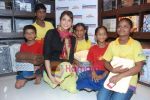 Isha Koppikar with Akanksha children at Welspun showroom in Andhero on 12th Aug 2010 (30).JPG