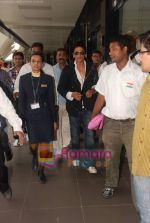 Shahrukh Khan snapped at Mumbai airport  on 14th Aug 2010 (10).JPG
