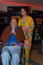 Shammi Kapoor, Sharmilla Tagore at One Evening in PARIS screening for Radio Mirchi_s Purani Jeans in PVR on 21st Aug 2010 (21).JPG