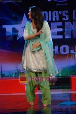 Kareena Kapoor Promote We Are Family movie on the sets of India_s Got Talent in Filmcity on 23rd Aug 2010 (20).JPG