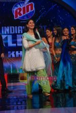 Kareena Kapoor Promote We Are Family movie on the sets of India_s Got Talent in Filmcity on 23rd Aug 2010 (21).JPG