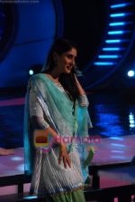 Kareena Kapoor Promote We Are Family movie on the sets of India_s Got Talent in Filmcity on 23rd Aug 2010 (8).JPG