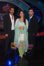 Kareena Kapoor, Karan Johar, Arjun Rampal Promote We Are Family movie on the sets of India_s Got Talent in Filmcity on 23rd Aug 2010 (8).JPG
