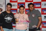 Aamir Khan, Madhavan, Sharman Joshi at 3 Idiots DVD launch in Grand Hyatt on 27th Aug 2010 (6).JPG