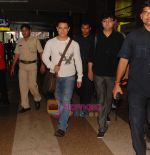 Aamir Khan returns from Delhi after showing Peepli Live to the PM on 30th Aug 2010 (6).JPG
