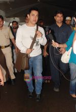 Aamir Khan returns from Delhi after showing Peepli Live to the PM on 30th Aug 2010.JPG