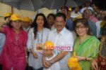 Juhi Chawla at I lOve Mumbai sappling distribution in Marine Drive on 29th Aug 2010 (21).JPG