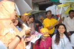 Juhi Chawla at I lOve Mumbai sappling distribution in Marine Drive on 29th Aug 2010 (28).JPG