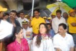 Juhi Chawla at I lOve Mumbai sappling distribution in Marine Drive on 29th Aug 2010 (30).JPG