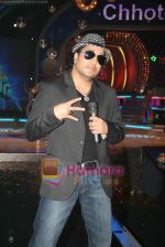 Mika Singh on the sets of Chote Ustaad on 30th Aug 2010 (15).JPG
