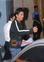 Shahrukh Khan spotted entering D-decor private party in Hyatt Regency, Mumbai on 30th Aug 2010 (4).JPG