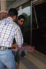 Shahrukh Khan snapped as he returns from Kolkatta on 31st Aug 2010 (3).JPG